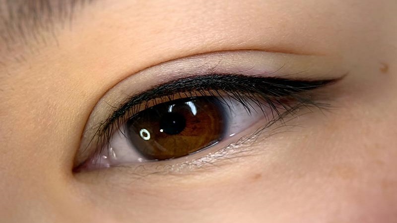 تاتو خط چشم نازک باید متناسب با چشم های ریز باشد.