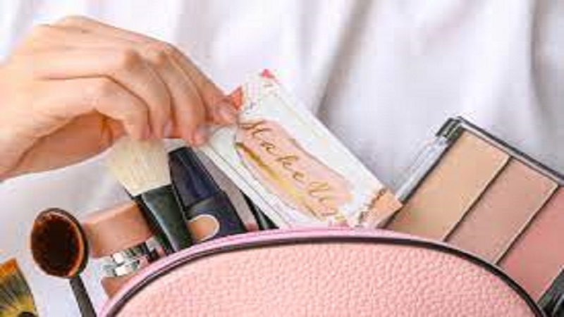 یک کیف از لوازم آرایشی مسافرتی برای آرایش در سفر داشته باشید.