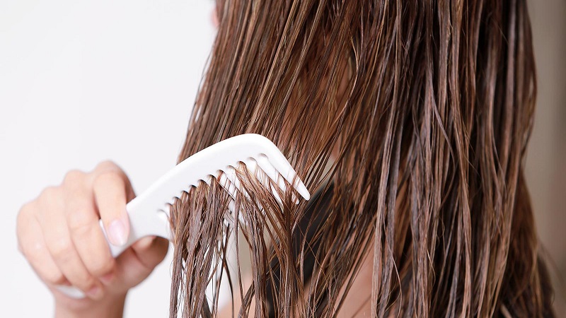 پس از آغشته کردن موها به اکسیدان حدود ده دقیقه موها را به دقت شانه بزنید.
