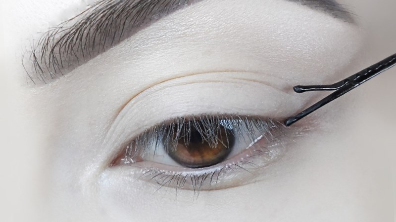 استفاده از سنجاق مشکی برای کشیدن خط چشم