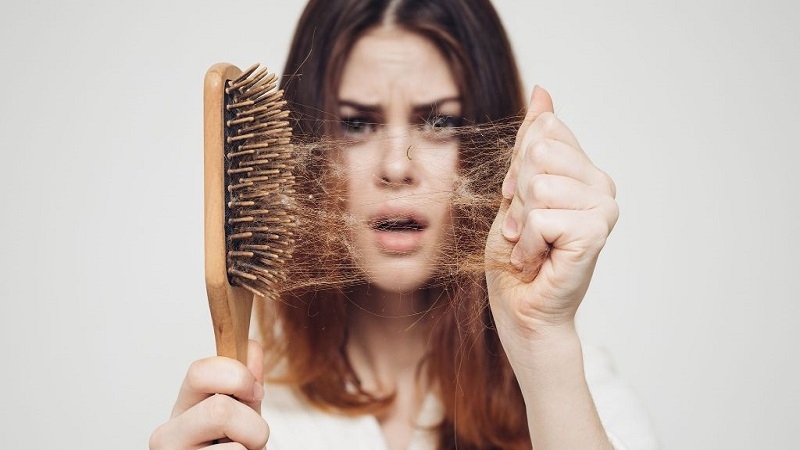 ریزش طبیعی مو در روز چقدر است؟ (همراه با روش های درمان)