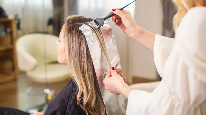 رنگ کردن مو در بارداری؛ نکات ایمنی و مراقبت